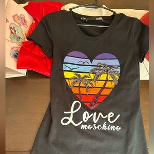 Moschino fitted t-shirt extra small- small
New with no tags. 
Couldn’t fit.